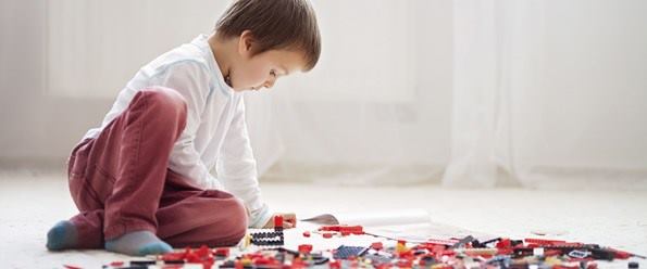 niño jugando